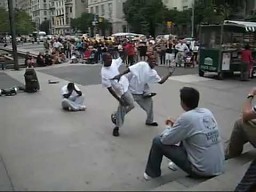 Niesamowity uliczny pokaz breakdance