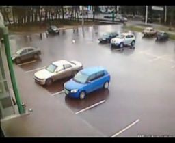 Kobieta na parkingu