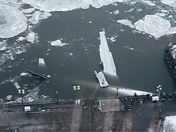 Wyciąganie zatopionego samolotu