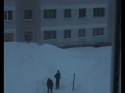 Rosyjscy twardziele skaczą z dachu bloku mieszkalnego