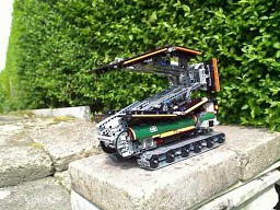Robot z Lego stawiający mosty