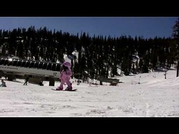 Roczna dziewczynka na snowboardzie