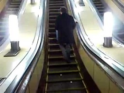 Jak nie korzystać z ruchomych schodów