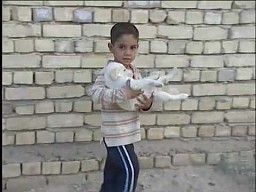 Chłopiec z Iraku ratuje swojego pupila