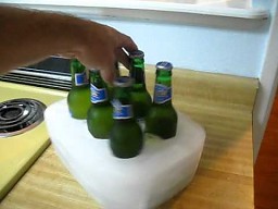 Pomysłowy stojak na piwo