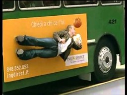Żywa reklama na autobusie